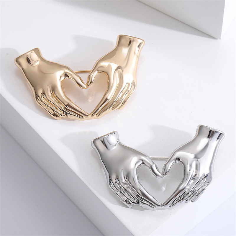 Hand Pose Heart Brooches For W - Women Fashion Pose recension och pris